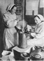 Бригадир Н.М.Гаврилина (справа) принимает молоко от доярки Героя Социалистического Труда А.Я. Астаховой.