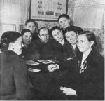 Герой Социалистического Труда доярка А.М.Орлова рассказывает животноводам своего колхоза о совещании животноводов в городе Горьком.