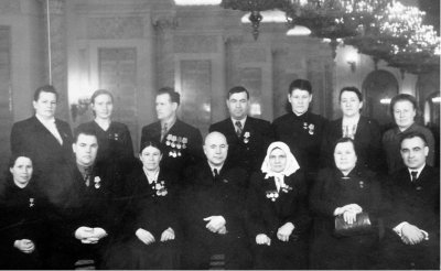 1-й ряд, слева направо: Герой социалистического труда Астахова (Ивкина) Анна Яковлевна (с. Санское), первый секретарь Шиловского РК КПСС Цыплаков Михаил Владимирович, Герой социалистического труда Коврова Екатерина Кузьминична (с. Новоселки), первый секретарь Рязанского обкома КПСС Алексей Николаевич Ларионов, дважды Герой социалистического труда Прасковья Николаевна Коврова (с. Юшта), Герой социалистического труда Анна Игнатьевна Ефремова (с. Санское). 2-й ряд, слева направо: 2-я, Герой социалистического труда Антонина Михайловна Лыкова (Орлова)(С. Санское), крайняя справа - Герой социалистического труда Клавдия Геннадьевна Харитонова (с-з "Шиловский").