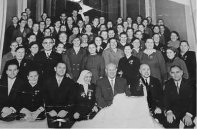 Москва. Кремль. Орлова А. М. крайняя слева в последнем ряду.