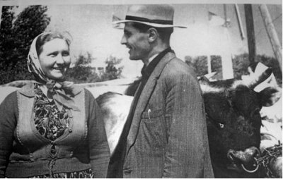 Лыкова А. М. (Орлова), доярка колхоза им. Кирова Шиловского района, беседует со ст. зоотехником Рязанской гос. племенной станции Тимаковым Н. А.