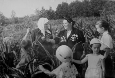 Коврова П. Н. со своими внуками.