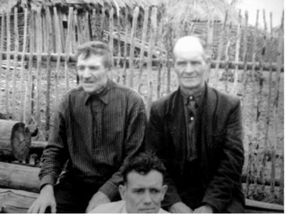 Муж П. Н. Ковровой Андрей Григорьевич (первый слева).