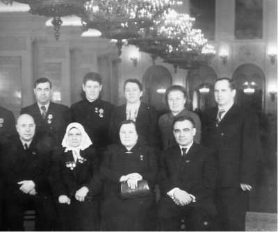 Сидят: Ларионов А. Н., Коврова П. Н., Ефремова А. Н. 2-й ряд: вторая справа Харитонова К. Г.