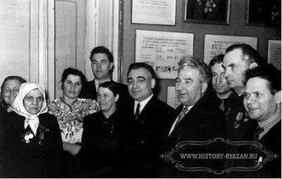 П. Н. Коврова и М. В. Цыплаков, первый секретарь Шиловского РК КПСС (4-й слева).