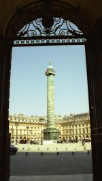 Вандомская площадь в Париже.
