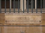 Настенный образец метра, установленный на фасаде здания Министерства юстиции на Вандомской площади в Париже.