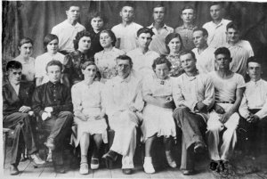 Группа выпускников физико-математического факультета института. Мысев В.В., последний ряд, 2-й справа.