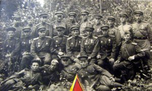 Восточная Пруссия. Офицеры 88 гвардейского стрелкового полка 33-й Севастопольской Краснознаменной ордена Суворова с.д. старший лейтенант Мысев В.В. 2-й ряд, первый справа.