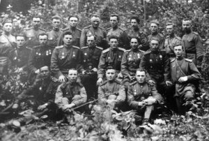 Восточная Пруссия. Офицеры 88 гвардейского стрелкового полка 33-й Севастопольской Краснознаменной ордена Суворова с.д. старший лейтенант Мысев В.В. 2-й ряд, первый справа.