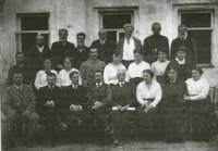 Медперсонал земской больницы (нач. XX в.). Врач П. В. Девель – пятый слева в верхнем ряду