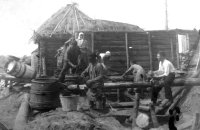 У каждого свое. Один строгает. Второй готовит бревна. Третий пилит. Четвертый ведет кладку печи. И все одновременно.