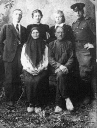 Семья Мысевых. 1946 год. Сидят Василий Иванович и Прасковья Николаевна. Стоят, слева направо: Мысев В.В. и его жена Александра Яковлевна, сестра Анна и брат Николай.