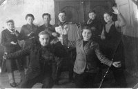 1946 г. Тырновская школа. Сапер Мысев В.В. играет на аккордеоне, артиллерист Телешинин Т. Н. пляшет в присядку. У Телешинина Т.Н., на войне было 6 братьев. Михаил, Григорий и Алексей погибли. Трое были тяжело ранены. И только один не получил не одной царапины.