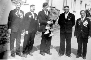 Ветераны-рязанцы 324-й Верхнеднепровской Краснознаменной стрелковой дивизии в Шилове. 9 мая 1980 года. Площадь Вокзальная.