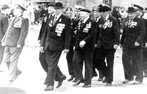 9 мая 1980 года. В одной колонне по Шилову шли фронтовики Шиловские и,324-й Верхнеднепровской Краснознаменной стрелковой дивизии. В ближайшей,левой колонне идут: Александр Иванович Французов, чья подпись стоит наРейхстаге и Василий Васильевич Мысев.