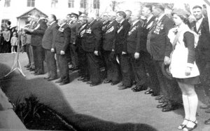 9 мая 1980 года. Фронтовики Шилова и 324-й Верхнеднепровской Краснознаменной стрелковой дивизии у Мемориала воинской Славы.