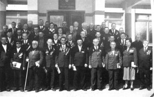 1980 год, 9 мая – 35-летие Победы в Шиловской средней школе №1.Шиловские фронтовики и бывшие бойцы 324-й Верхнеднепровской Краснознаменной стрелковой дивизии. В годы войны, дивизия, начавшая формироваться в Чебоксарах, доформировывалась в Шилове. В составе 10 армии, 16 и 50 армий с боями прошла боевой путь, который закончила в Кенигсберге. На фотографии 43 фронтовика, а всего на встрече было 50.