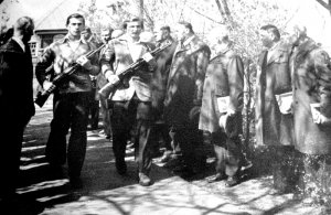 9 мая 1980 г. Новоселковское кладбище. У памятника Советским воинам скончавшимсяот ран в Шиловском эвакуационном госпитале в годы войны. В церемонии возложения цветов приняли участие члены Совета ветеранов, ветераны 324 с.д. жители поселка иученики школы № 1. В Почетный Караул встают ученики 10 класса Шиловской СШ № 1 Юрий Крылов (слева) и Валерий Багров. Крылов Ю.М. – с честью и доблестью выполнит свойдолг в Афганистане и вернется живым