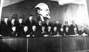 Слева направо, 1-й ряд: 1. Лучников Г.Н., 2. Воробьев Н.Н., 3. Чевардин Н. , 4. Симакин Н.Т., 5. Мысев В.В., 6. Сидоров М.А., 7. Ульянова Е.Д., 8. Привалов Б.И., 9. Мелешков А.М., 10. Французов А.И. 2-й ряд. 1. Торжков А.Г., 2.Кузнецов А.М.-2-й секр. РК ВЛКСМ, (4) Малюков Ф.С., 5. Слепов В.Н., 6. Дмитриев А.В., 7. Петухов А.П.-РВК, 8. Соколов А.В.-пред. Шиловского поссовета. 9.12.1992 г.