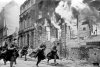 Советские солдаты пробегают по улице горящего Берлина 1945 г.