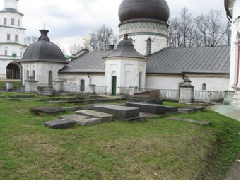 г. Воскресенск Моск. губ., Ново-Иерусалимский монастыр. Родовые захоронение Дубровских землевладельцев Бестужевых-Рюминых и Карповых. (Фото 2011 г. из турпоездки Шиловских учителей)