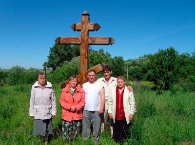 В День Троицы.2011 г. Поклонный КРЕСТ на месте церкви села Мелехова.