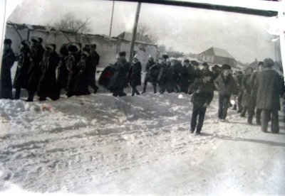 Демонстрация на улице села.