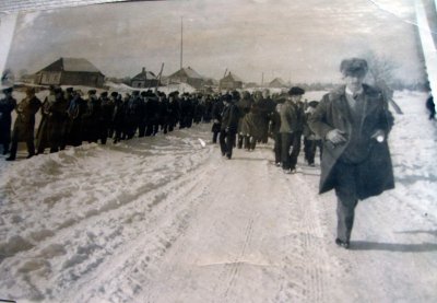 Демонстрация на улице села.