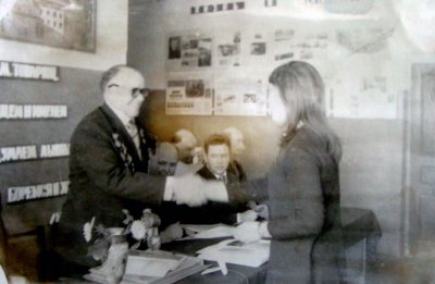 Президиум встречи: слева направо – Киселев С. С., Иришин Ф. И. – зав. Чучковским РОНО, Климкин Д. Е. - секретарь парткома с-за «Мелеховский».