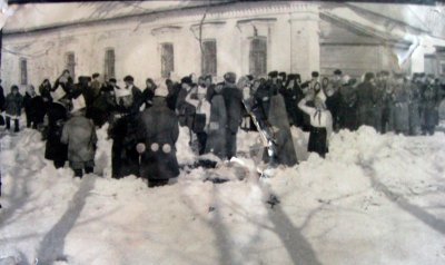 Митинг у восстановленных захоронений жителей села: Конина Якова Никитовича, старого большевика, рабочего Путиловского з-да, первого тракториста в мелеховской коммуне «Коллектив» и Пряхина Гаврила Алексеевича, первого председателя к-за в д. Сергиевка, погибшего в годы коллективизаии.