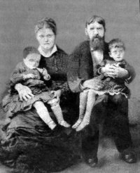 В.А.Качков с женой и дочерьми Верой и Настей.