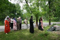 Панихиду служит о. Варлаам, благочинный в Свято-Троицкой Сергиевой пустыни Петербурга, крайняя слева в красном платье - О.С. Троицкая-Миркович.