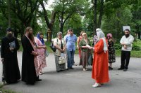 О.С. Троицкая-Миркович рассказывает о Мирковичах. Крайний справа - Чичерин Г.А. Мужчина в центре в голубой рубашке - А.С. Терентьев, слева от него - Н.И. Симонова