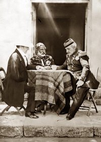 Совет в штаб-квартире Раглана (генерал сидит слева в белой шляпе и без правой руки) (1855)