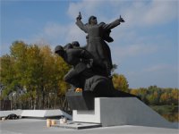 Военно-историческая реконструкция форсирования Днепра пройдет у памятника на месте высадки передовых частей 152-ой стрелковой дивизии. Фото автора.