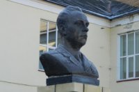 Памятник-бюст Герою Советского Союза, летчику-испытателю Ю. Алашееву