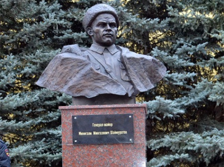 Памятник генерал-майору Минигали Шаймуратову, командиру 16-й гвардейской Башкирской кавалерийской дивизии