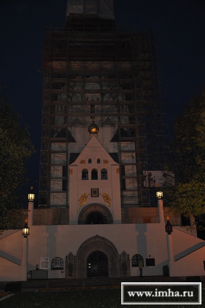 Дань памяти русским воинам. Автор в Лейпцигском Св. Алексевском храме - памятнике у бронзовой доски с литыми буквами