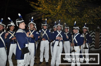 Ансамбли и военные оркестры меняют один другой, а публика подхватывает мелодии