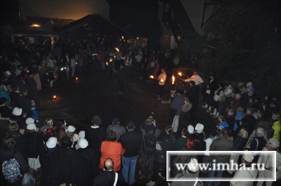 В соседнем дворе огненное шоу в исполнении бродячих артистов