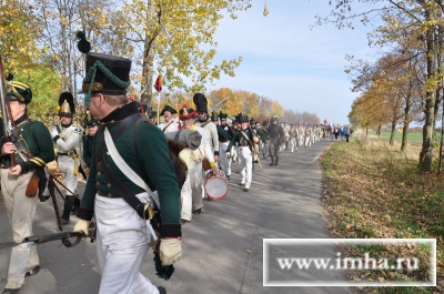 Колонны в разноцветных парадных мундирах растягиваются больше чем на километр и идущих хвосте просто невозможно разглядеть. То и дело звучит солдатская песня.