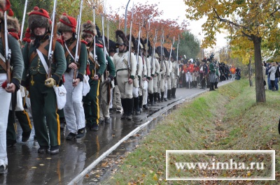 Движение в строю, когда чувствуется локоть и плечо товарища, сплачивает пехоту и делает её сильнее.