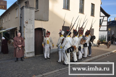 В подворотне Вам попадётся святой отец в рясе, отпускающий грехи, а за углом - двор гробовщика. Всё по - настоящему.