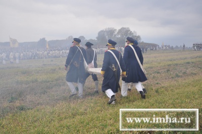 Торопятся санитары, но им не в силах облегчить все страдания искалеченных войной.