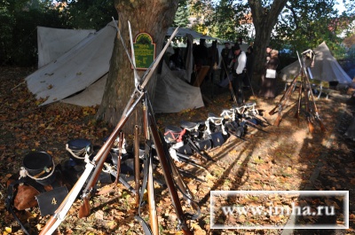 Дисциплина, свойственная этой нации сказывалась и здесь. Воинские ритуалы соблюдаются в деталях, порядок образцовый. Все предметы в бивуаке не дня сегодняшнего: глиняная посуда, деревянная обувь, тренога для котла.