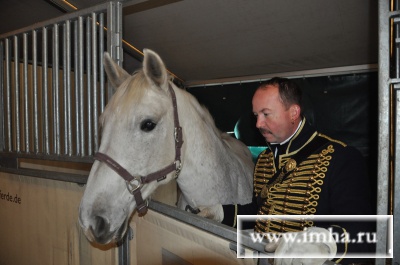 Лейтенант Роберт Дионне (1 Нungarishe Hussard) c лошадью Мартой. Надо бы успеть подружится.