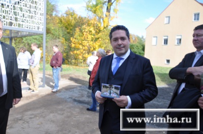 Е.И.В. Наследник Цесаревич Георгий Михайлович Романов с сувениром от Гвардейского Экипажа