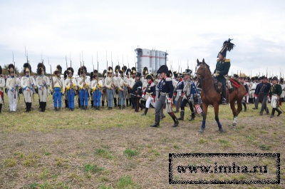 Августейшие лица и командующие смотрят войска, поднимая боевой дух армии.