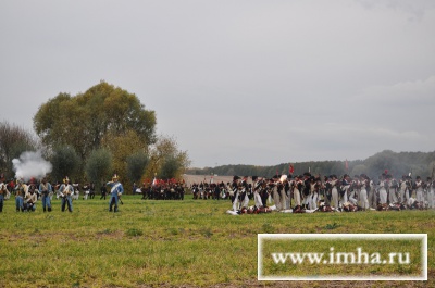 Наконец двинулся правый фланг войск союзников: десятки людей, повинуясь своим командирам, пришли в движение.